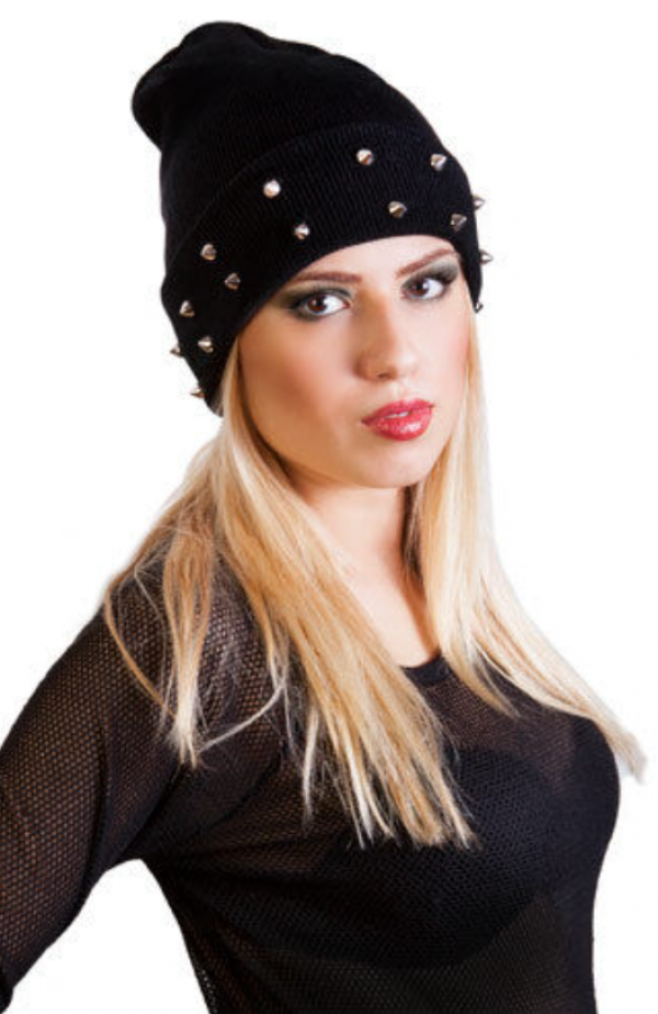 Topi beanie dengan aksen studs